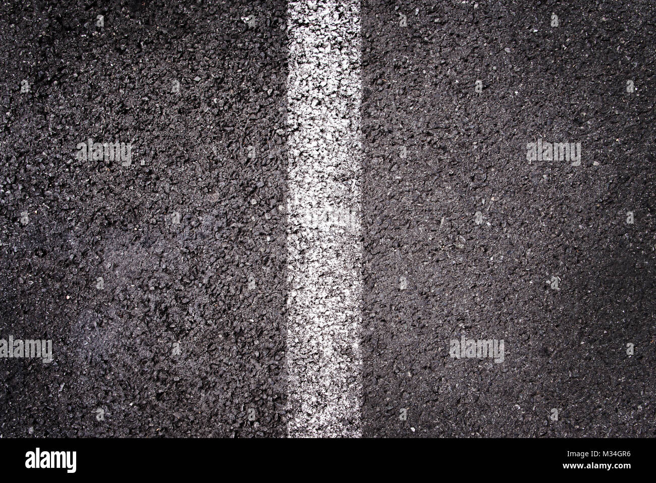 Strada asfaltata vista superiore con una linea bianca Foto Stock