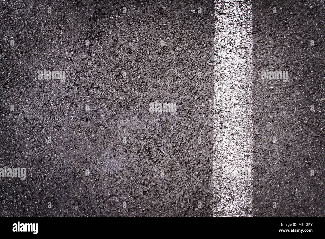 Strada asfaltata vista superiore con una linea bianca Foto Stock