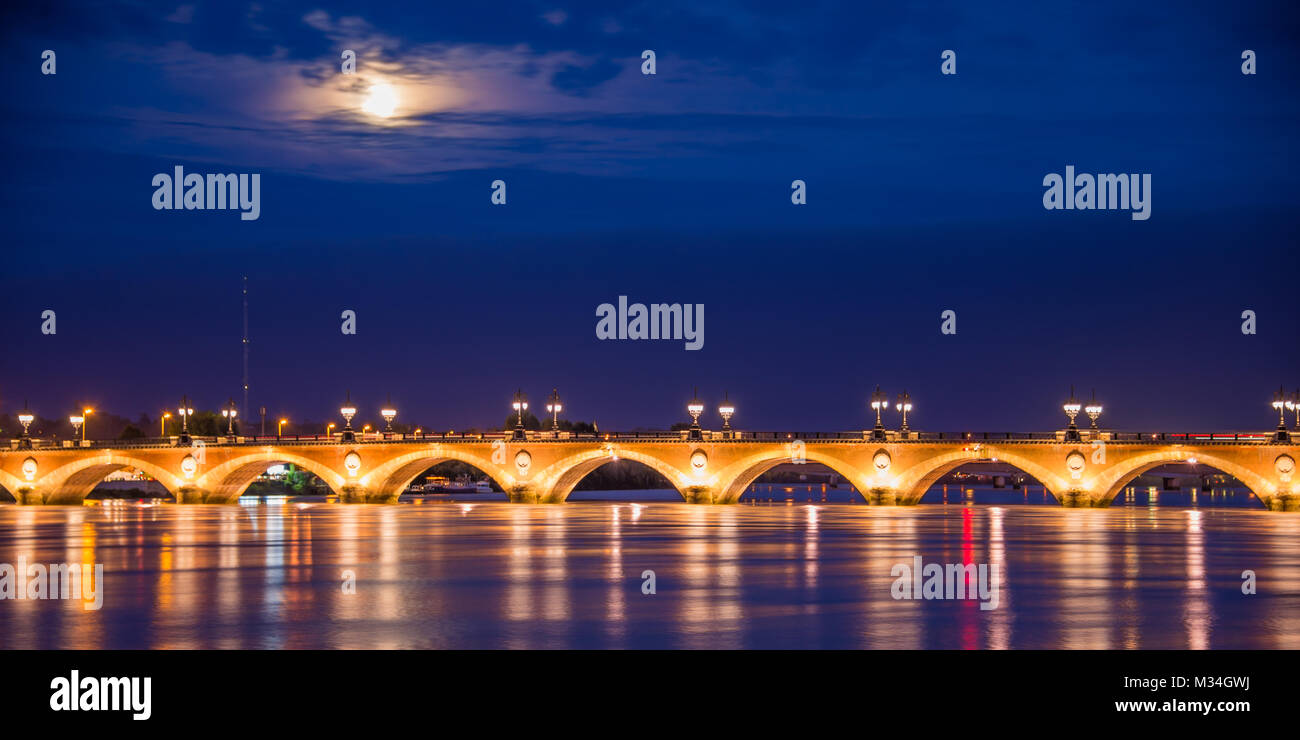 Pont de Pierre di notte a Bordeaux, Francia Foto Stock