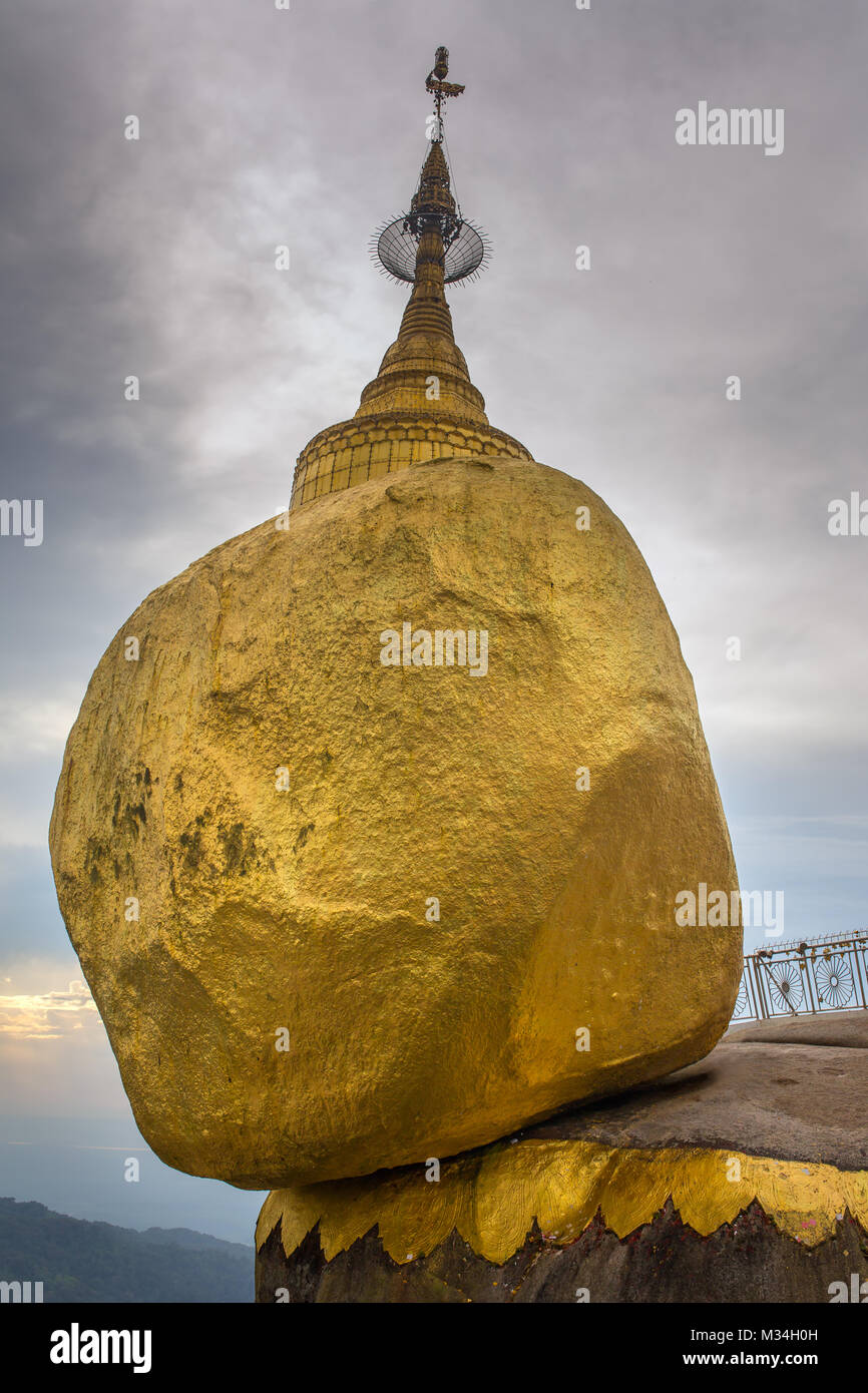 Kyaikhtiyo o Kyaiktiyo pagoda, Golden rock in Myanmar. Foto Stock