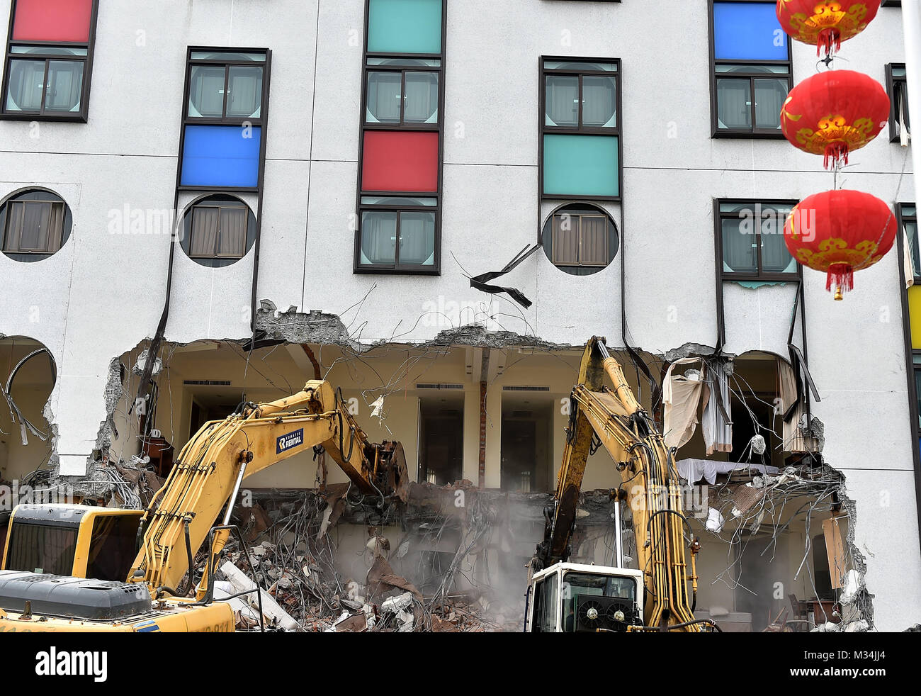 Hualien, Cinese di Taiwan. Il 9 febbraio, 2018. Le macchine di grandi dimensioni cancellare il sito del crollo di Marshal Hotel a Hualien County, a sud-est della Cina di Taiwan, Febbraio 9, 2018. Grandi macchinari ha iniziato a cancellare il sito del crollo di Marshal Hotel e due edifici inclinato il venerdì mattina. Soccorritori di venerdì sono state continuando la loro ricerca di sette persone intrappolate in un edificio crollato circa 60 ore dopo un potente terremoto ha colpito Hualien. Credito: Yue Yuewei/Xinhua/Alamy Live News Foto Stock