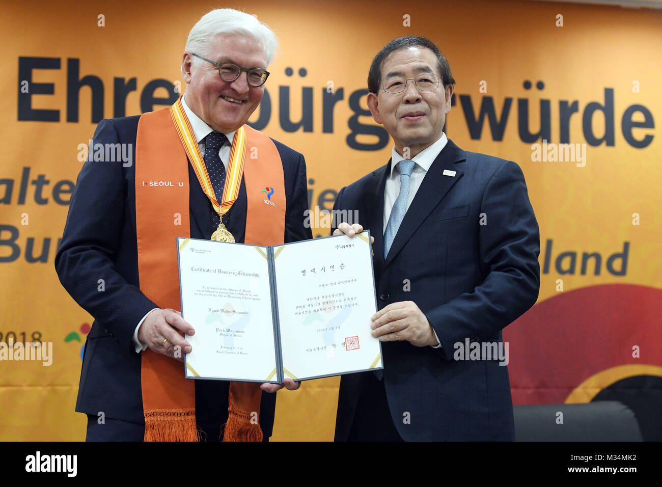 Pyeongchang, Corea del Sud. Il 9 febbraio, 2018. Seoul, Corea del Sud. Il 9 febbraio, 2018. Il Presidente tedesco Frank-Walter Steinmeier (l) viene conferito la cittadinanza onoraria da Seoul il sindaco ha vinto ben presto-Park a Seul, Corea del Sud, 9 febbraio 2018. Credito: Maurizio Gambarini/dpa/Alamy Live News Foto Stock