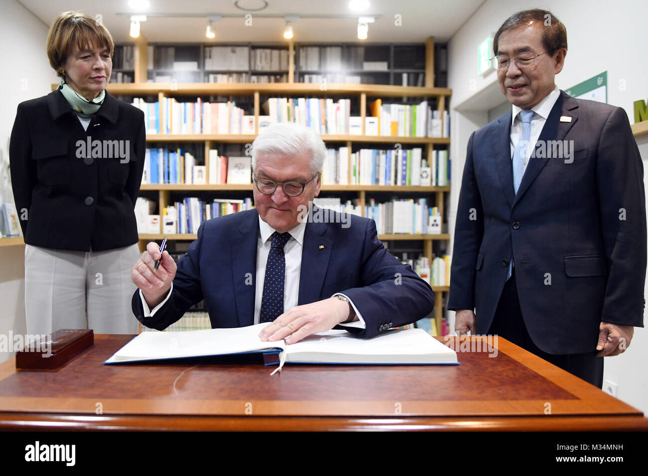 Pyeongchang, Corea del Sud. Il 9 febbraio, 2018. Seoul, Corea del Sud. Il 9 febbraio, 2018. Il Presidente tedesco Frank-Walter Steinmeier (c) segni della città guestbook presso il municipio di Seoul, Corea del Sud, 9 febbraio 2018. Seul il sindaco ha vinto ben presto-Park (r) e Steinmeier la moglie Elke Buedenbender stare accanto a lui. Credito: Maurizio Gambarini/dpa/Alamy Live News Foto Stock