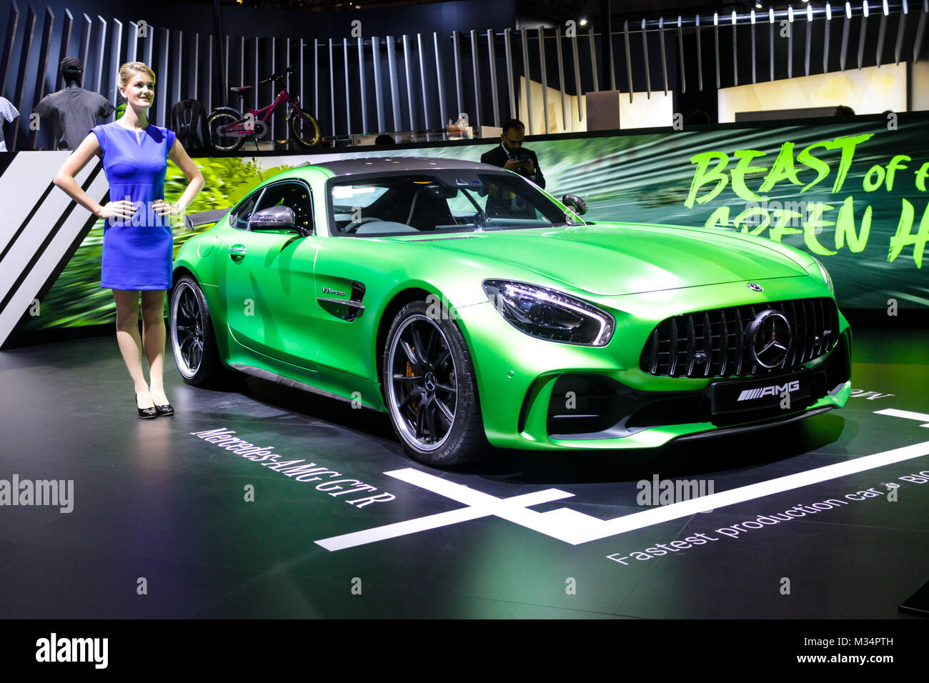 India Expo Mart, Noida, pronunciare Pradesh, India. Il giorno 08 Febbraio, 2018. Un modello femminile di Mercedes Benz vetrina e che presentano il loro premio di auto Mercedes AMG GT, nel suo padiglione presso il 2018 Indian Auto Expo il motor show, giovedì 8 febbraio, 2018 tenutasi il 9 Feb 2018 - 14 Feb 2018 in India Expo Mart, maggiore noida, India. Foto Stock