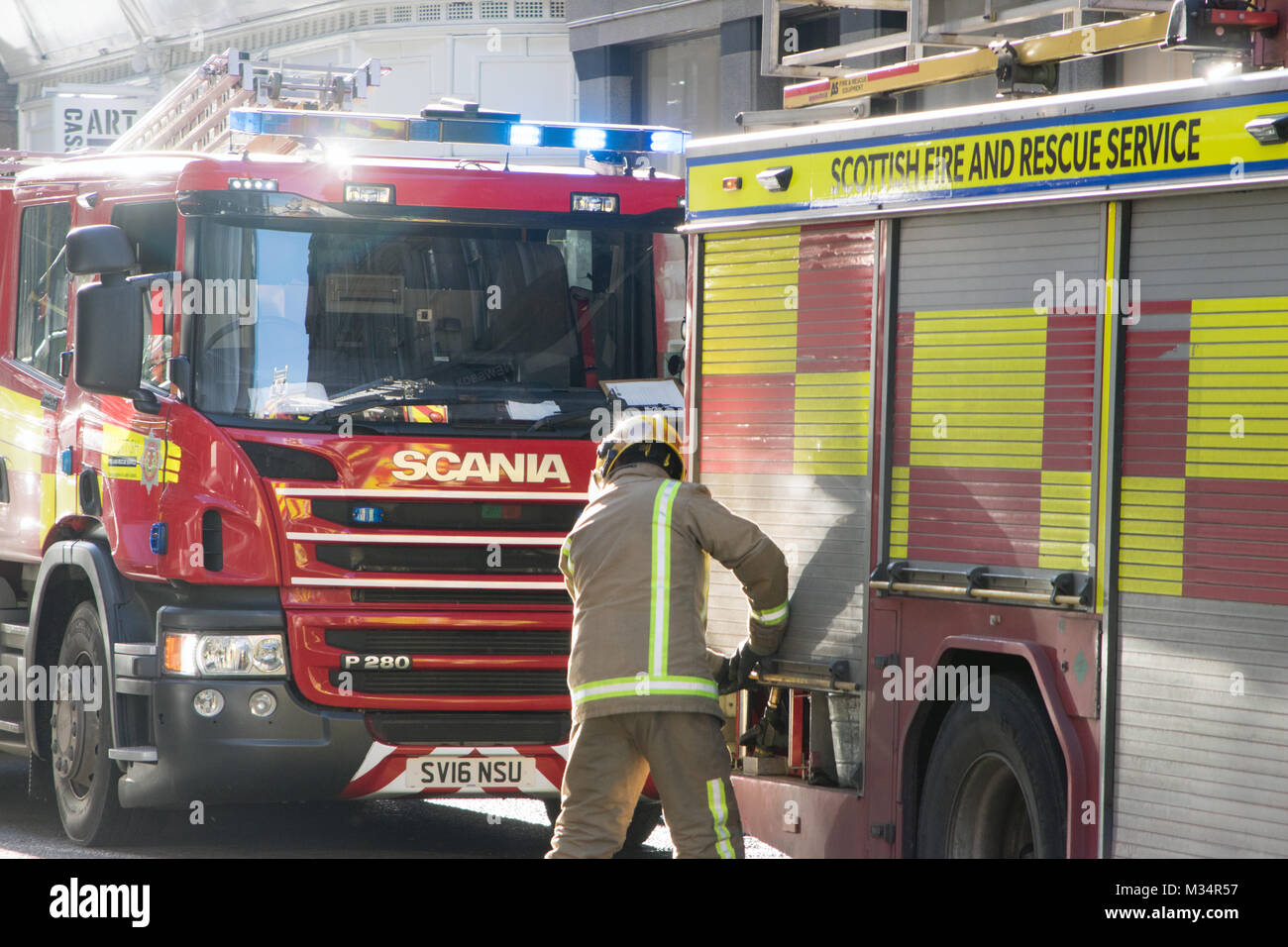 Glasgow, Scotland, Regno Unito. Il 9 febbraio, 2018. Il traffico è stato gravemente compromesso nel centro della città di Glasgow, questo pranzo, come di un grande incendio di rifiuti ha preso in mano. L'incidente ha avuto luogo dietro i locali su Queen Street, dove fumo pesante era visto sventolano fuori sulla strada. La Scottish fuoco e il servizio di soccorso ha confermato che i tre motori antincendio sono stati spediti per la scena poco prima delle 11:30. Dicono che non si hanno notizie di lesioni, tuttavia, i suoi equipaggi rimangono nella scena. Credito: Iain McGuinness/Alamy Live News Foto Stock