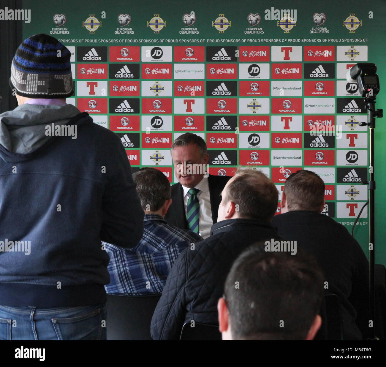 Belfast, Regno Unito. Il 9 febbraio, 2018. Stadio Nazionale al Windsor Park di Belfast, Irlanda del Nord. 09 febbraio 2018. La Irish Football Association oggi formalmente annunciato che l'Irlanda del Nord manager Michael O'Neill aveva firmato un mandato di quattro anni di estensione del contratto. O'Neill è stata contratta a 2020 ma il nuovo contratto, la più lunga e la più lucroso contratto in associazione storia, corre a 2024. Michael O'Neill, centro di attenzione, all'annuncio di oggi. Credito: David Hunter/Alamy Live News. Foto Stock