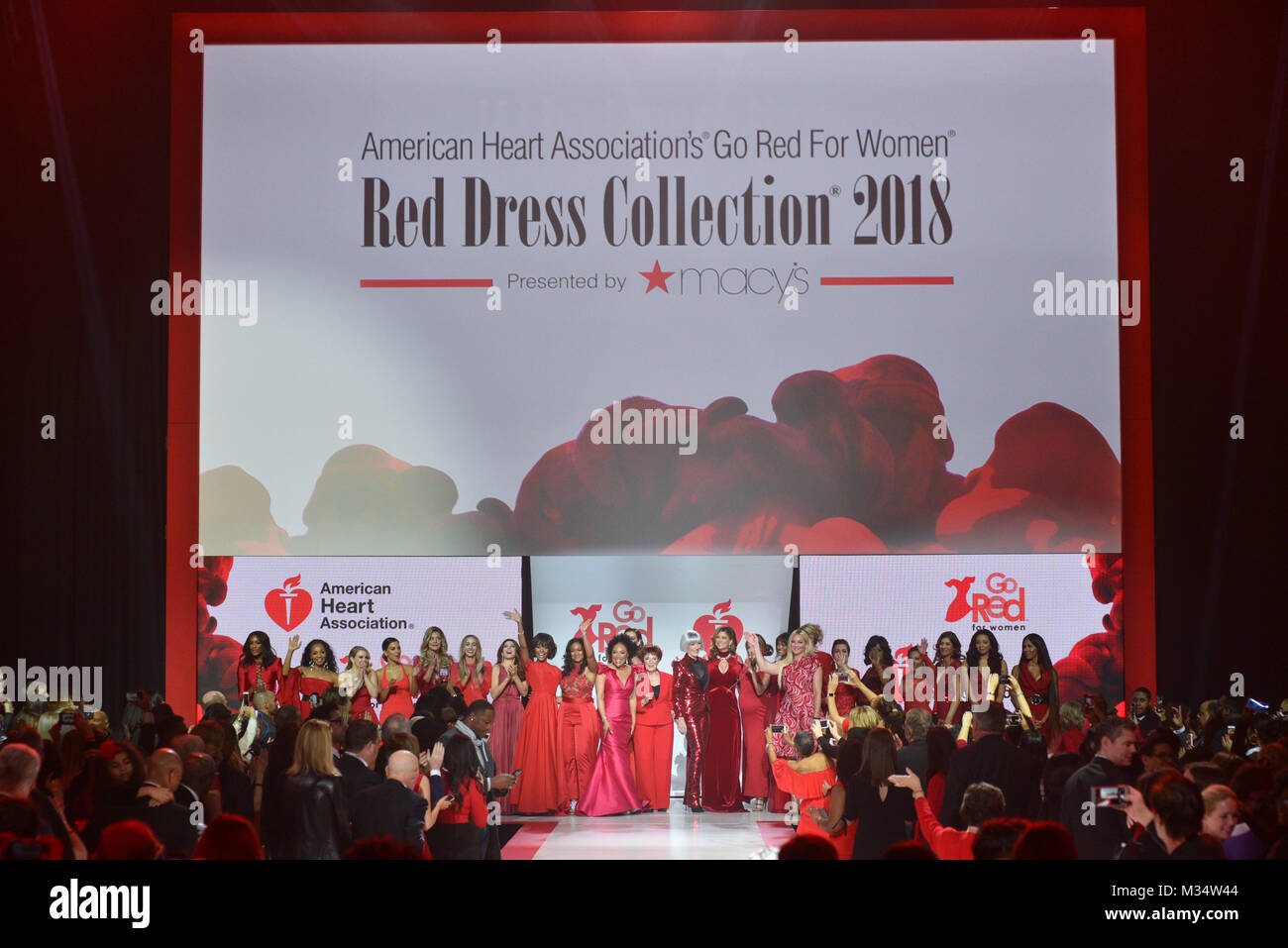 New York, Stati Uniti d'America. 8 febbraio, 2018. Una vista della pista durante l'associazione americana del cuore di andare in rosso per le donne Red Dress Collection 2018 presentato da Macy's class foto a Febbraio 8, 2018 a New York. Credito: Erik Pendzich/Alamy Live News Foto Stock