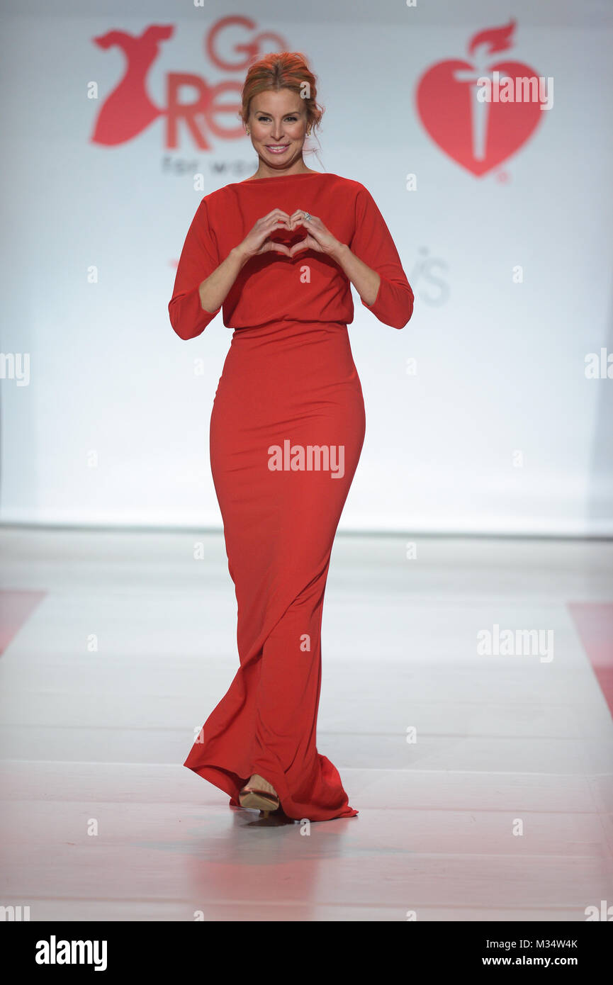 New York, Stati Uniti d'America. 8 febbraio, 2018. Niki Taylor passeggiate la pista durante l'associazione americana del cuore di andare in rosso per le donne Red Dress Collection 2018 presentato da Macy's Febbraio 8, 2018 a New York. Credito: Erik Pendzich/Alamy Live News Foto Stock