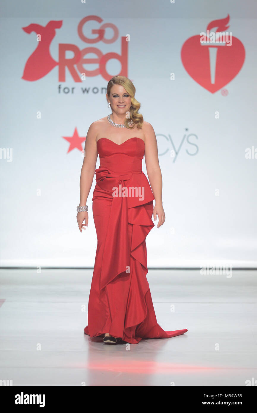 New York, Stati Uniti d'America. 8 febbraio, 2018. Melissa Joan Hart passeggiate la pista durante l'associazione americana del cuore di andare in rosso per le donne Red Dress Collection 2018 presentato da Macy's Febbraio 8, 2018 a New York. Credito: Erik Pendzich/Alamy Live News Foto Stock