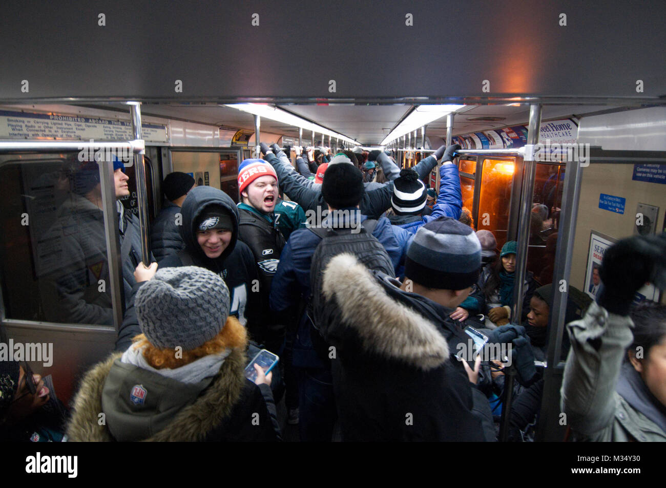 Philadelphia, Stati Uniti d'America. 8 febbraio, 2018. Centinaia di migliaia di riempire il Parkway in Philadelphia, PA, in data 8 febbraio 2018, per celebrare il Philadelphia Eagles vincendo il primo Super Bowl per la città. Credito: Bastiaan Slabbers/Alamy Live News Foto Stock