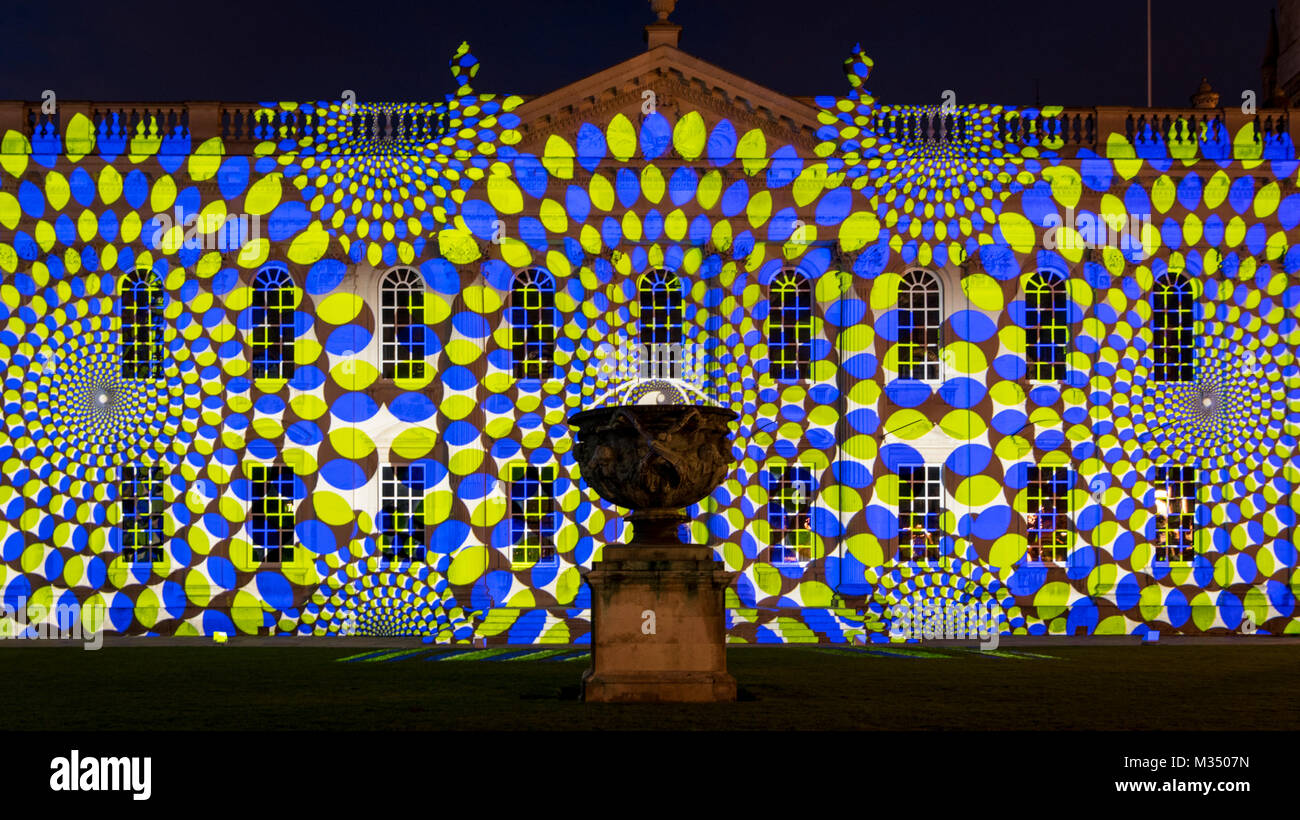 Cambridge, Regno Unito. Il 9 febbraio, 2018. L'Università di Cambridge Senate House è illuminata da una luce installazione come parte dell'e-Luminate Cambridge Festival 2018. e-Luminate Cambridge è una Contemporary Arts Festival per una città all'avanguardia della ricerca scientifica e tecnologica. L'evento dimostra la diversità di Cambridge iconici edifici e spazi pubblici in una nuova luce. Luce attraversa sia l'arte e la scienza e il Festival è una celebrazione delle infinite possibilità offerte da questo incrocio. Credito: Julian Eales/Alamy Live News Foto Stock