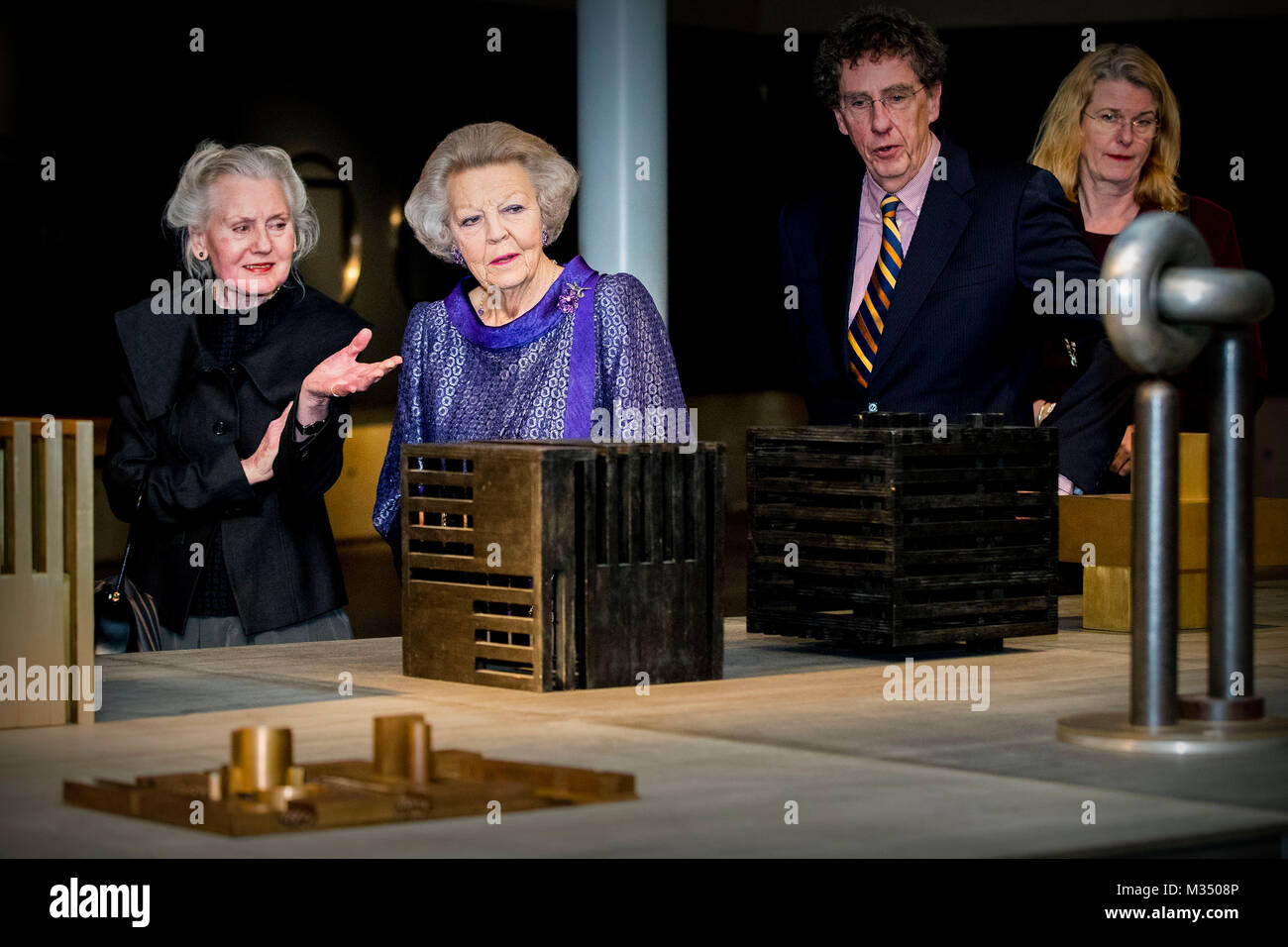 L'Aia, Paesi Bassi. 09Feb, 2018. La principessa Beatrice dei Paesi Bassi si apre la mostra Utopia dal designer Andre Volten in Museo Beelden aan Zee all'Aia, Paesi Bassi, 9 febbraio 2018 - point de vue fuori - nessun filo servizio · Credito: Patrick van Katwijk/Olandese Photo Press/dpa/Alamy Live News Foto Stock