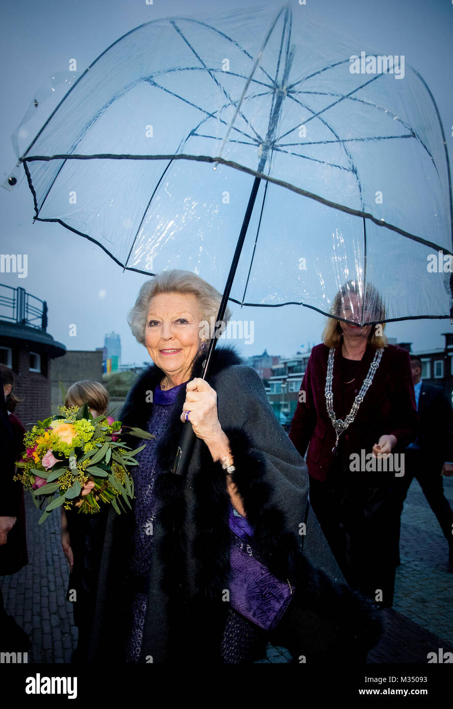 L'Aia, Paesi Bassi. 09Feb, 2018. La principessa Beatrice dei Paesi Bassi si apre la mostra Utopia dal designer Andre Volten in Museo Beelden aan Zee all'Aia, Paesi Bassi, 9 febbraio 2018 - point de vue fuori - nessun filo servizio · Credito: Patrick van Katwijk/Olandese Photo Press/dpa/Alamy Live News Foto Stock