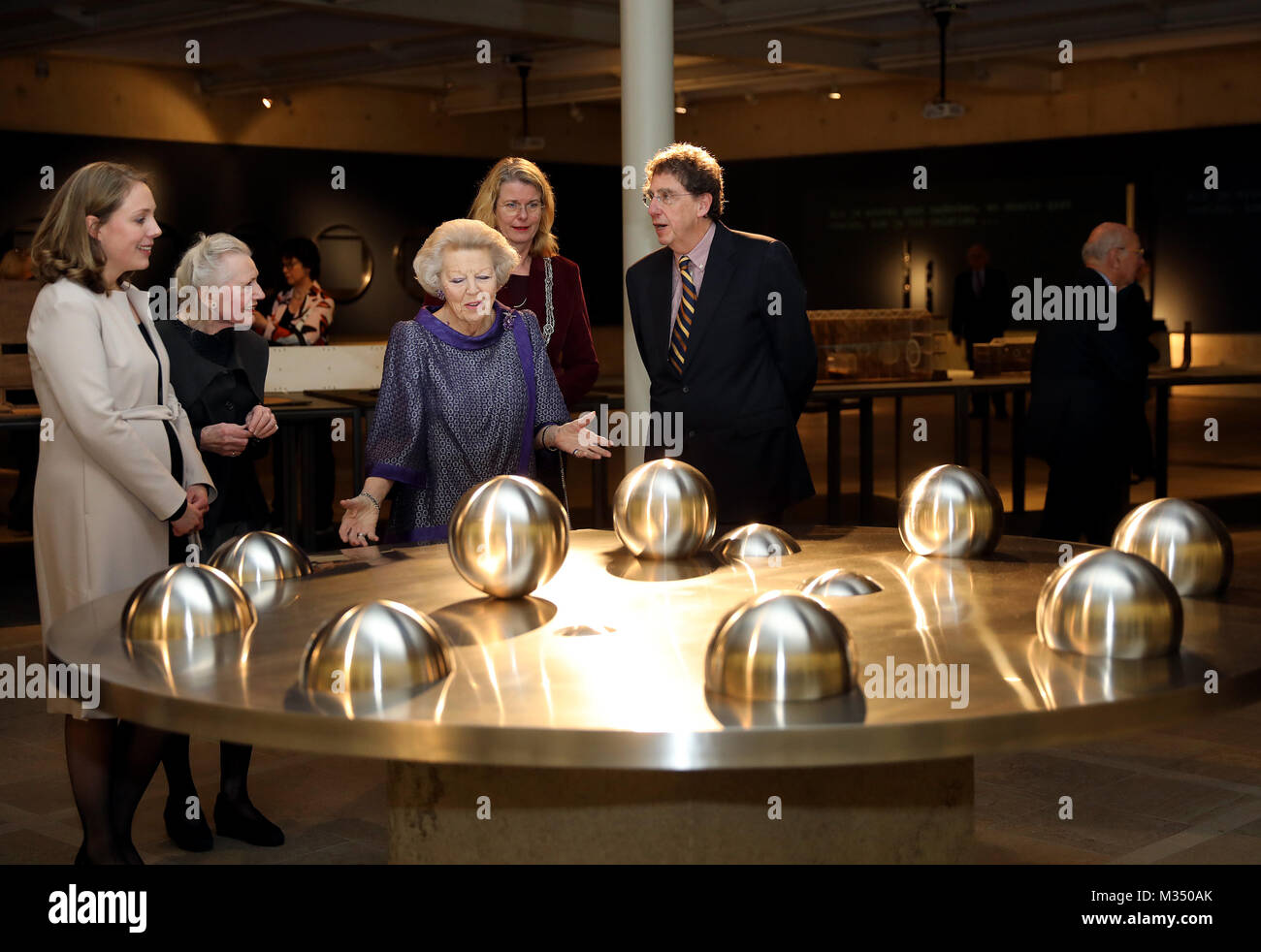 L'Aia, Paesi Bassi. 09Feb, 2018. La principessa Beatrice dei Paesi Bassi presso il Museo Beelden aan Zee all'Aia il 09 febbraio 2018, per aprire e visitare la mostra Utopia di André Volten Credito: Albert Nieboer/Paesi Bassi OUT/point de vue fuori - nessun filo servizio · Credito: Albert Nieboer/RoyalPress/dpa/Alamy Live News Foto Stock