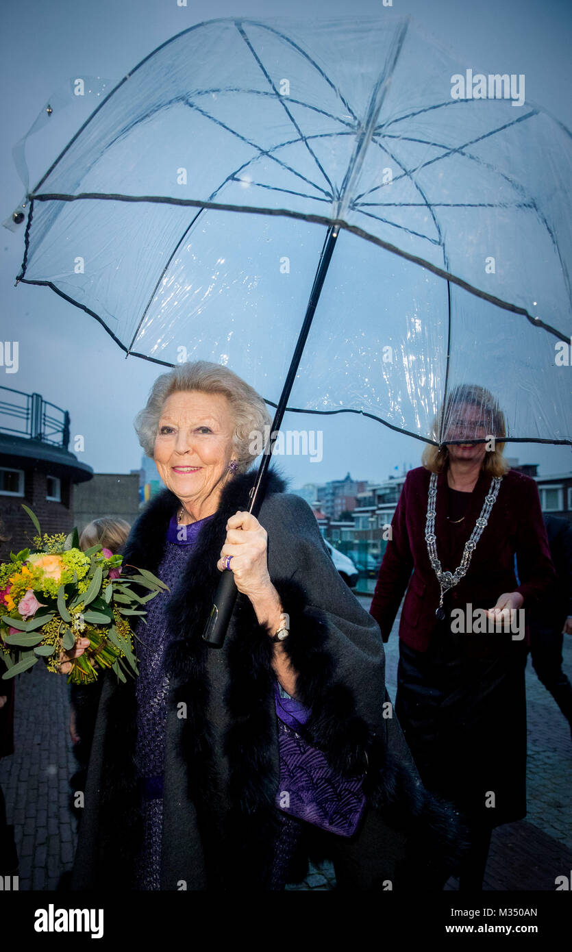 L'Aia, Paesi Bassi. 09Feb, 2018. La principessa Beatrice dei Paesi Bassi si apre la mostra Utopia dal designer Andre Volten in Museo Beelden aan Zee all'Aia, Paesi Bassi, 9 febbraio 2018 - point de vue fuori - nessun filo servizio · Credito: Patrick van Katwijk/Olandese Photo Press/dpa/Alamy Live News Foto Stock