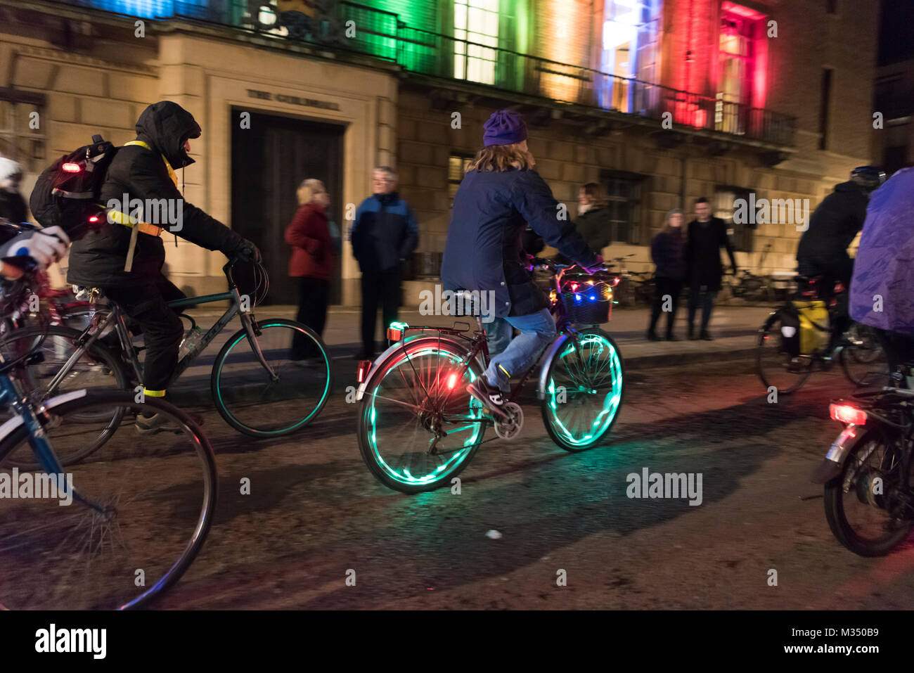 Cambridge, Regno Unito. Il 9 febbraio, 2018. I ciclisti con biciclette decorate sfilata intorno alla piazza del mercato come parte dell'e-Luminate Cambridge Festival 2018. e-Luminate Cambridge è una Contemporary Arts Festival per una città all'avanguardia della ricerca scientifica e tecnologica. L'evento dimostra la diversità di Cambridge iconici edifici e spazi pubblici in una nuova luce. Luce attraversa sia l'arte e la scienza e il Festival è una celebrazione delle infinite possibilità offerte da questo incrocio. Credito: Julian Eales/Alamy Live News Foto Stock