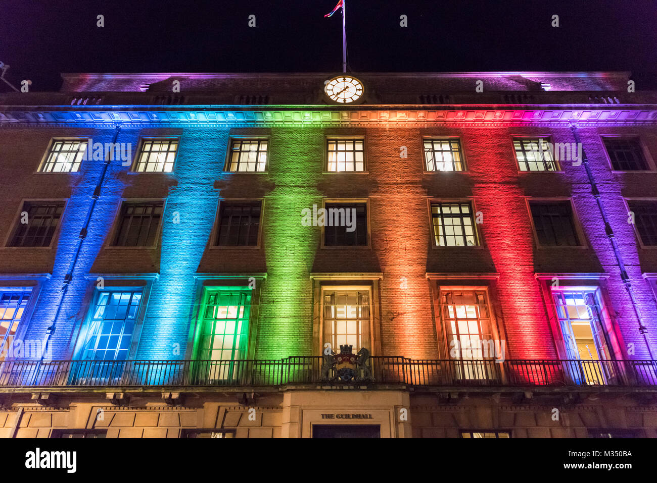 Cambridge, Regno Unito. Il 9 febbraio, 2018. La Guildhall è illuminata da una luce installazione come parte dell'e-Luminate Cambridge Festival 2018. e-Luminate Cambridge è una Contemporary Arts Festival per una città all'avanguardia della ricerca scientifica e tecnologica. L'evento dimostra la diversità di Cambridge iconici edifici e spazi pubblici in una nuova luce. Luce attraversa sia l'arte e la scienza e il Festival è una celebrazione delle infinite possibilità offerte da questo incrocio. Credito: Julian Eales/Alamy Live News Foto Stock