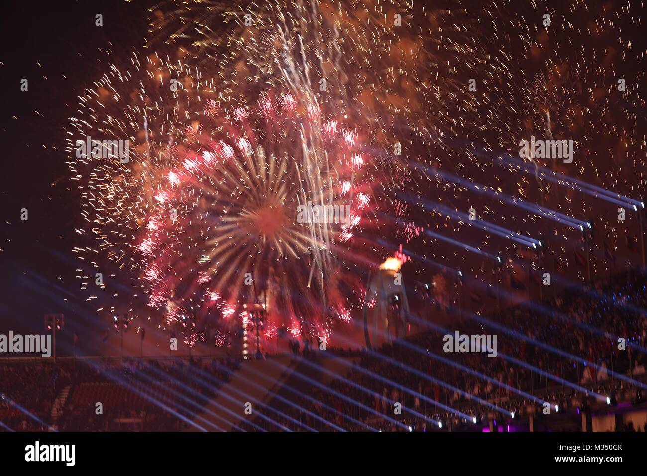 PyeongChang, Corea del Sud. Il 9 febbraio, 2018. Fuochi d'artificio durante la cerimonia di apertura per il 2018 Pyeongchang Giochi Olimpici Invernali, tenutosi a PyeongChang Olympic Stadium. Credito: Scott Kiernan Mc/ZUMA filo/Alamy Live News Foto Stock