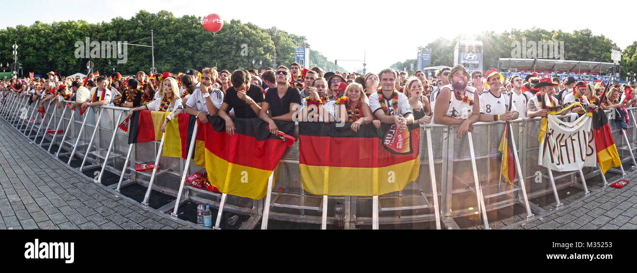 Auf der Bühne der Fanmeile zur Europameisterschaft 2012 Deutschland gegen Italien am Brandenburger Tor in Berlin Foto Stock