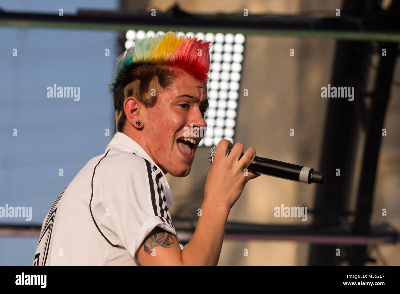 Daniele Negroni mit gefärbten Haaren (belegte Platz 2. bei der neunten Deutschland sucht den Superstar Staffel ) auf der Bühne der Fanmeile zur Europameisterschaft 2012 Deutschland gegen Italien am Brandenburger Tor in Berlin Foto Stock