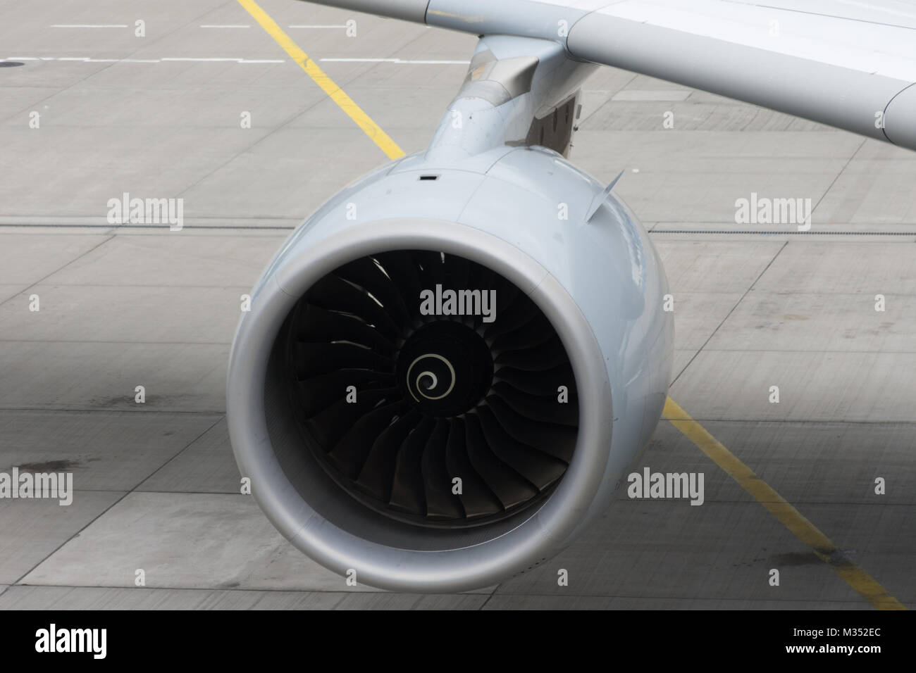 In prossimità di un piano il motore sotto l'ala di un velivolo di grandi dimensioni sull'asfalto. Foto Stock