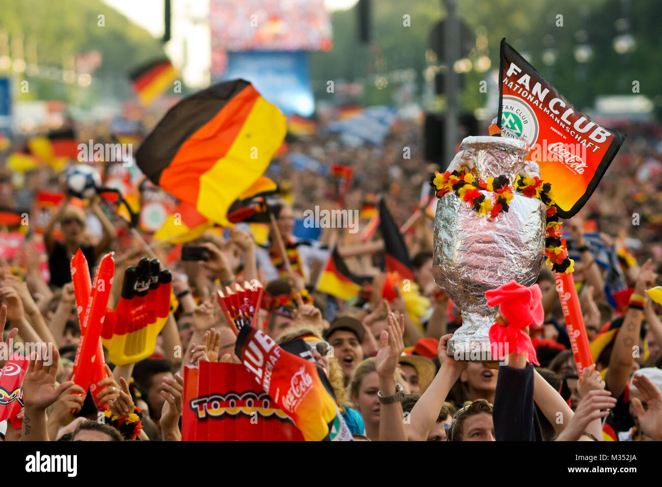 Menschenmassen mit wehenden Deutschen Fahnen auf der Fanmeile zur Europameisterschaft 2012 Deutschland gegen Griechenland am Brandenburger Tor in Berlin Foto Stock