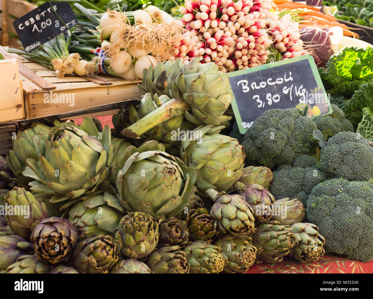 Un supporto vegetale in Aix en Provence Francia vendita di broccoli, carciofi, ravanelli, carote, lo scalogno e il cavolo. Foto Stock