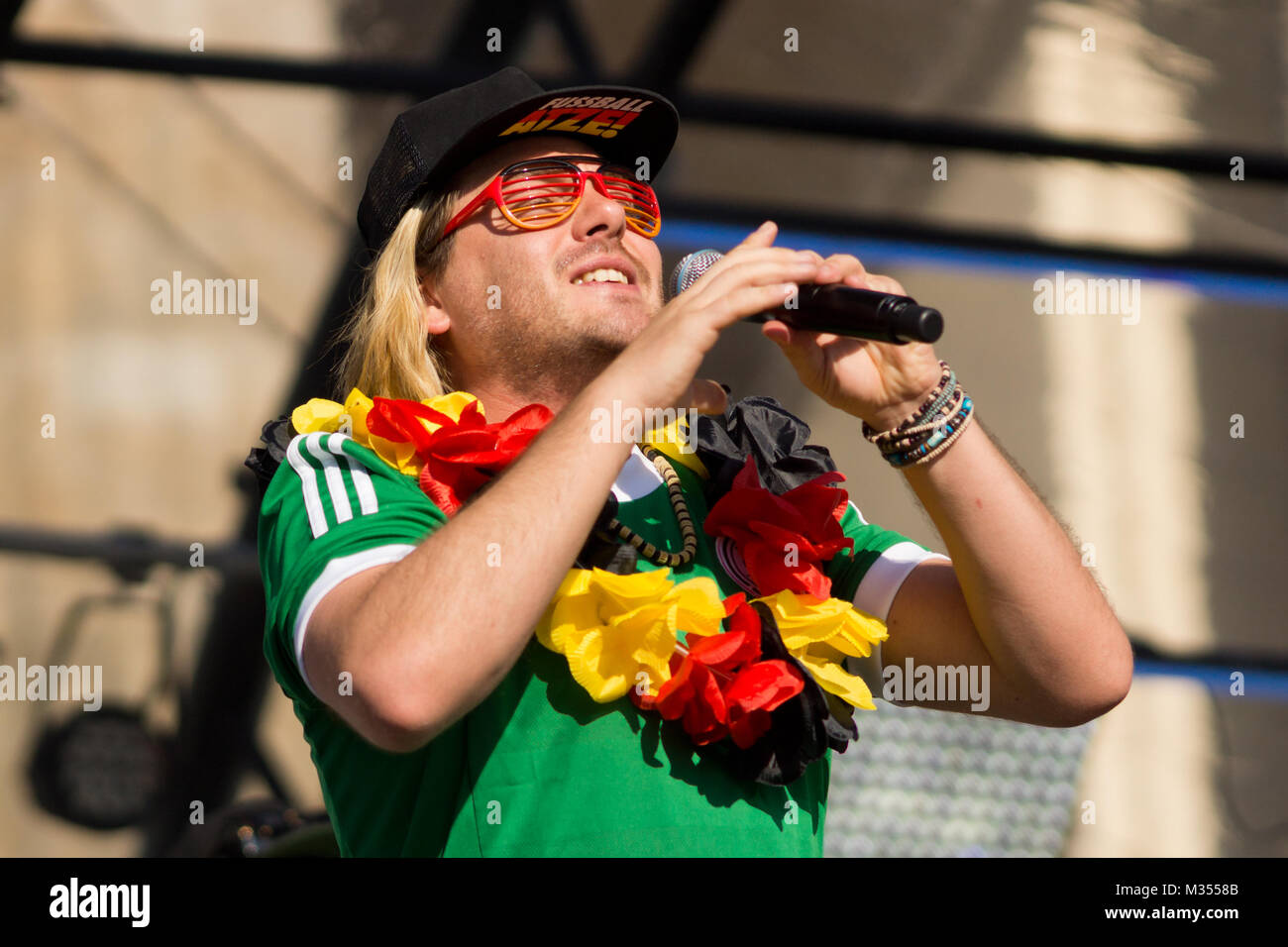 Die Atzen auf der Fanmeile zur Europameisterschaft 2012 Deutschland gegen Griechenland am Brandenburger Tor in Berlin Foto Stock