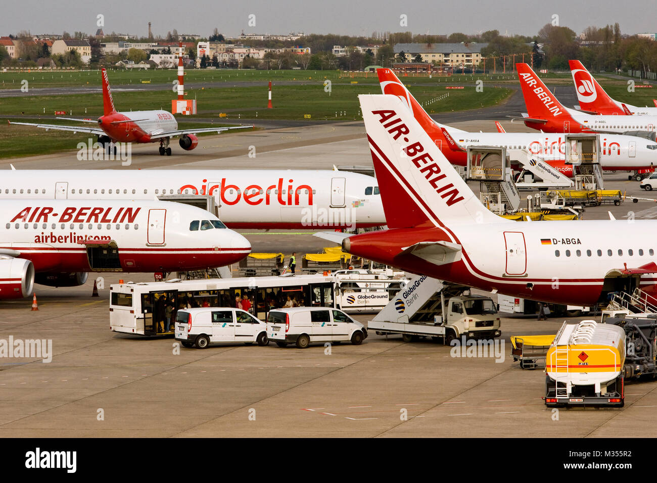 Air Berlin Flugbetrieb auf dem Flughafen TXL Berlino Tegel Foto Stock