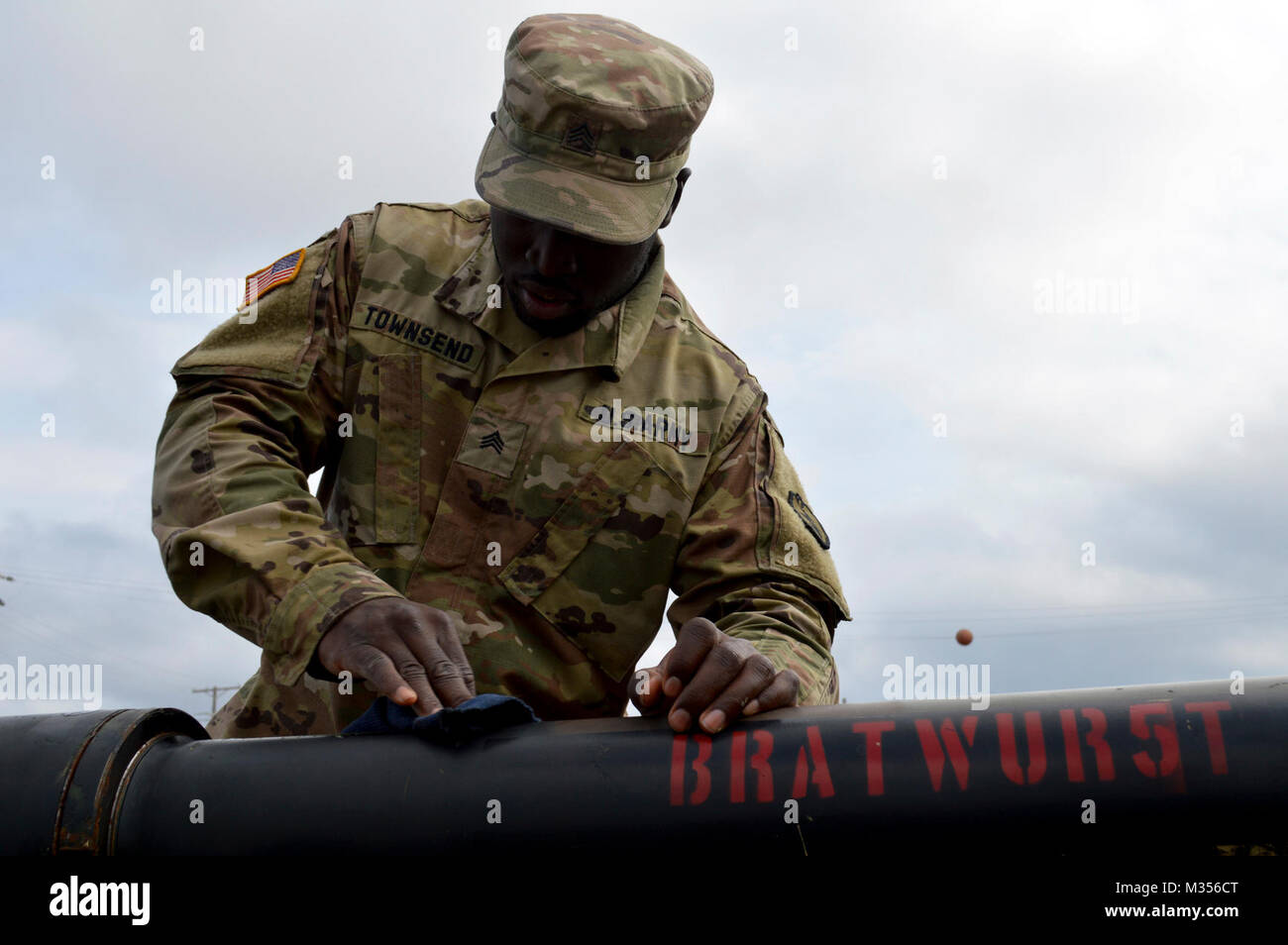 Sgt. Tymiere Townsend, un cannone membro dell'equipaggio assegnati a batteria B, 2° Battaglione, undicesimo campo reggimento di artiglieria, XXV Divisione artiglieria, XXV divisione di fanteria, salviettine verso il basso la canna di un M119A3 obice, soprannominato "BRATWUR5T", a Fort Polk, Louisiana, il 6 febbraio 2018. Soldati assegnato al XXV divisione di fanteria partecipano a una rotazione annuale presso il Comune di Readiness Training Center. (U.S. Esercito Foto Stock