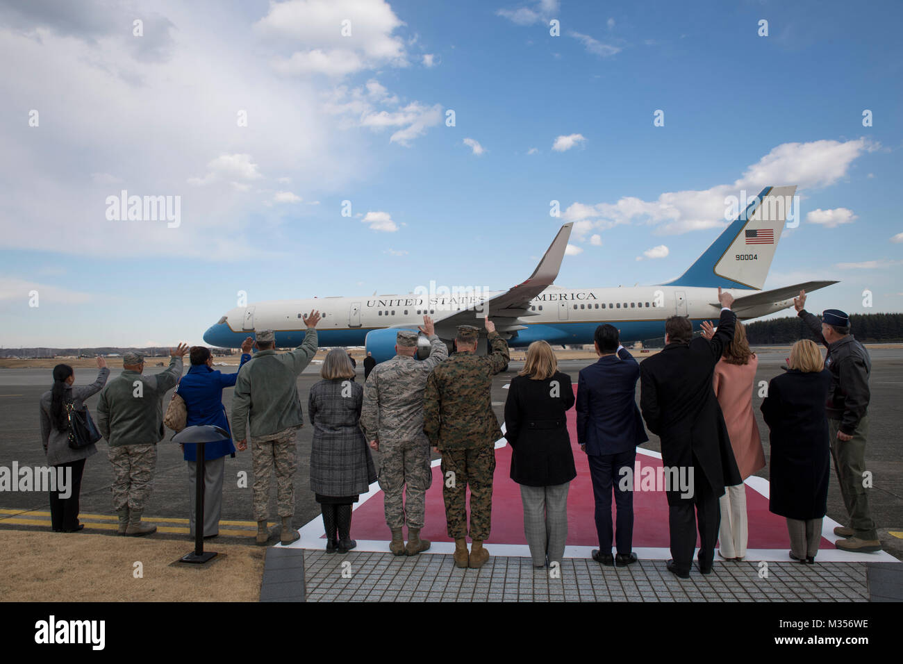 Stati Uniti Giappone forze e Yokota Air Base leadership insieme con i loro coniugi Wave addio al Vice Presidente degli Stati Uniti Michael Pence e sua moglie Karen come Air Force due taxi verso la pista, Febbraio 8, 2018 a Yokota Air Base, Giappone. Mentre in Giappone, Pence visitato funzionari giapponesi compreso il Primo Ministro Shinzo Abe si incontrano con le truppe, e indirizzato Yokota Air Base i membri del servizio prima di partire per la Corea del Sud per il PyeongChang 2018 Olimpiadi Invernali. (U.S. Air Force foto di Senior Airman Donald Hudson) Foto Stock