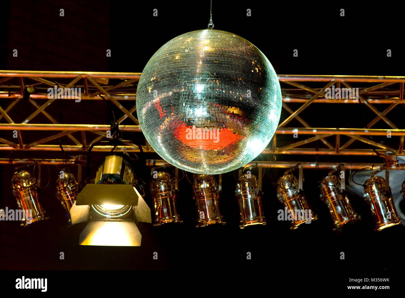 Discokugel an der Decke des teatri am Potsdamer Platz zur Berlinale. Foto Stock