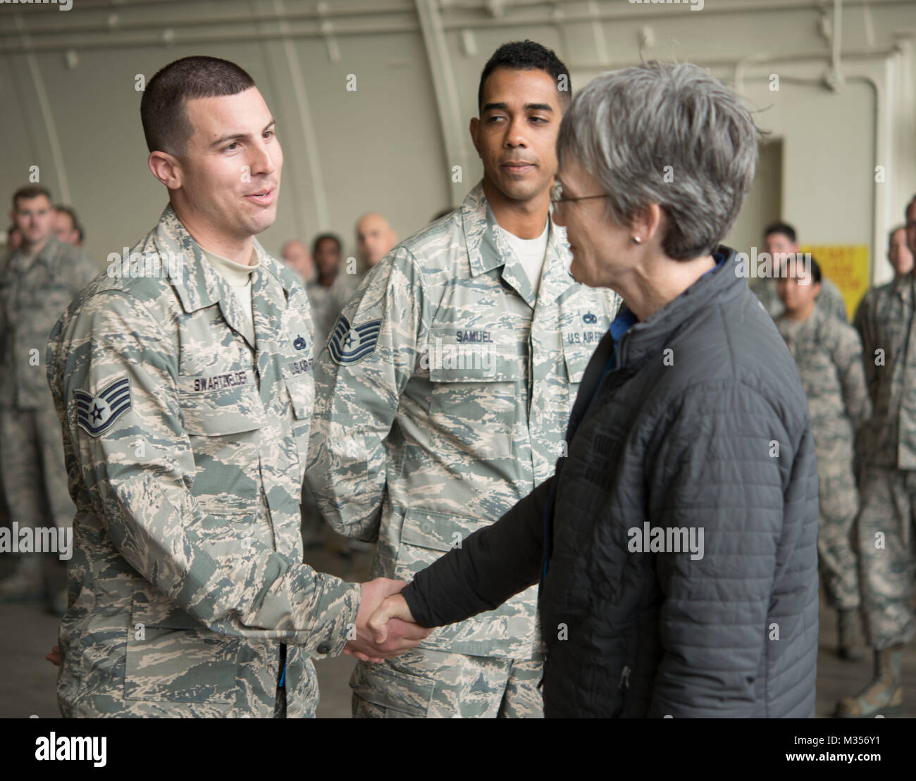 Segretario della Air Force Heather Wilson monete U.S. Air Force Staff Sgt. Ian Swartwelder, XVIII Manutenzione aeromobili squadrone armi capo del team, 1 febbraio 2018, a Kadena Air Base, Giappone. Sfida le monete sono una tradizione militare in cui un senior leader militare o di un membro di una distinta office riconosce i premi, realizzazioni o atti significativi di un particolare elemento di servizio. (U.S. Air Force foto di Senior Airman Quay Drawdy) Foto Stock