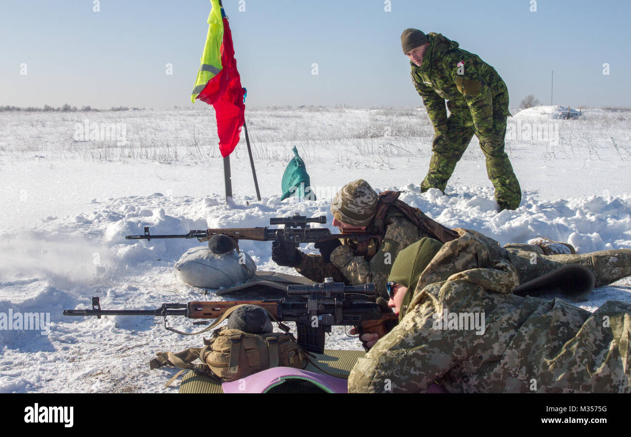 Yavoriv, Ucraina - statunitensi, canadesi, ucraino lituano e i membri del servizio condotta precisione di tiro di formazione presso il Yavoriv Combat Training Center qui Feb. 6. Attualmente più di 220 New York Army National Guard soldati sono dispiegati in Ucraina a lavorare mano nella mano con l'esercito ucraino nei loro sforzi verso il loro obiettivo di raggiungere l'interoperabilità della NATO. (U.S. Esercito foto di Sgt. Alexander rettore) Foto Stock