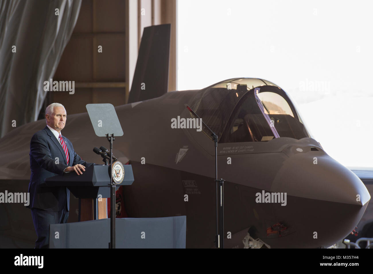 Vice Presidente Michael Pence indirizzi di membri di servizio durante una truppa di parlare, Febbraio 8, 2018 a Yokota Air Base, Giappone. Durante il suo discorso, Pence ha evidenziato l importanza dell'alleanza tra Stati Uniti e Giappone per mantenere la stabilità nella Indo-Asia regione del Pacifico. (U.S. Air Force foto di Airman 1. Classe Matthew Gilmore) Foto Stock