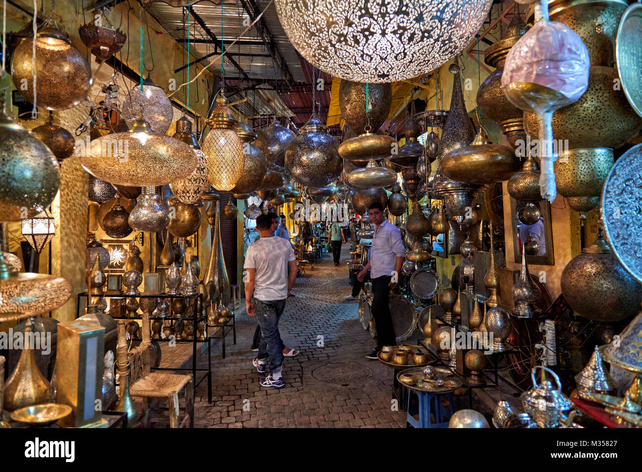 Lavoro di metallo sul mercato berbera a Marrakech, Marocco, Africa Foto Stock