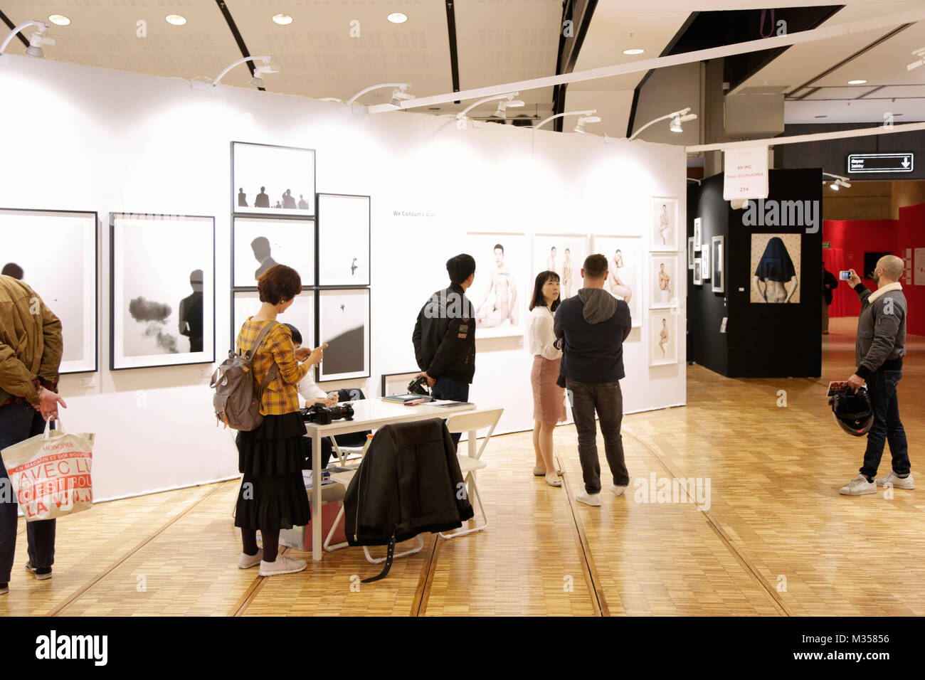 Parigi - 11 novembre: Fotofever arte fiera con persone, visitatori e collezionisti d'arte al Carrousel du Louvre a Novembre 11, 2017 a Parigi, Francia. Foto Stock