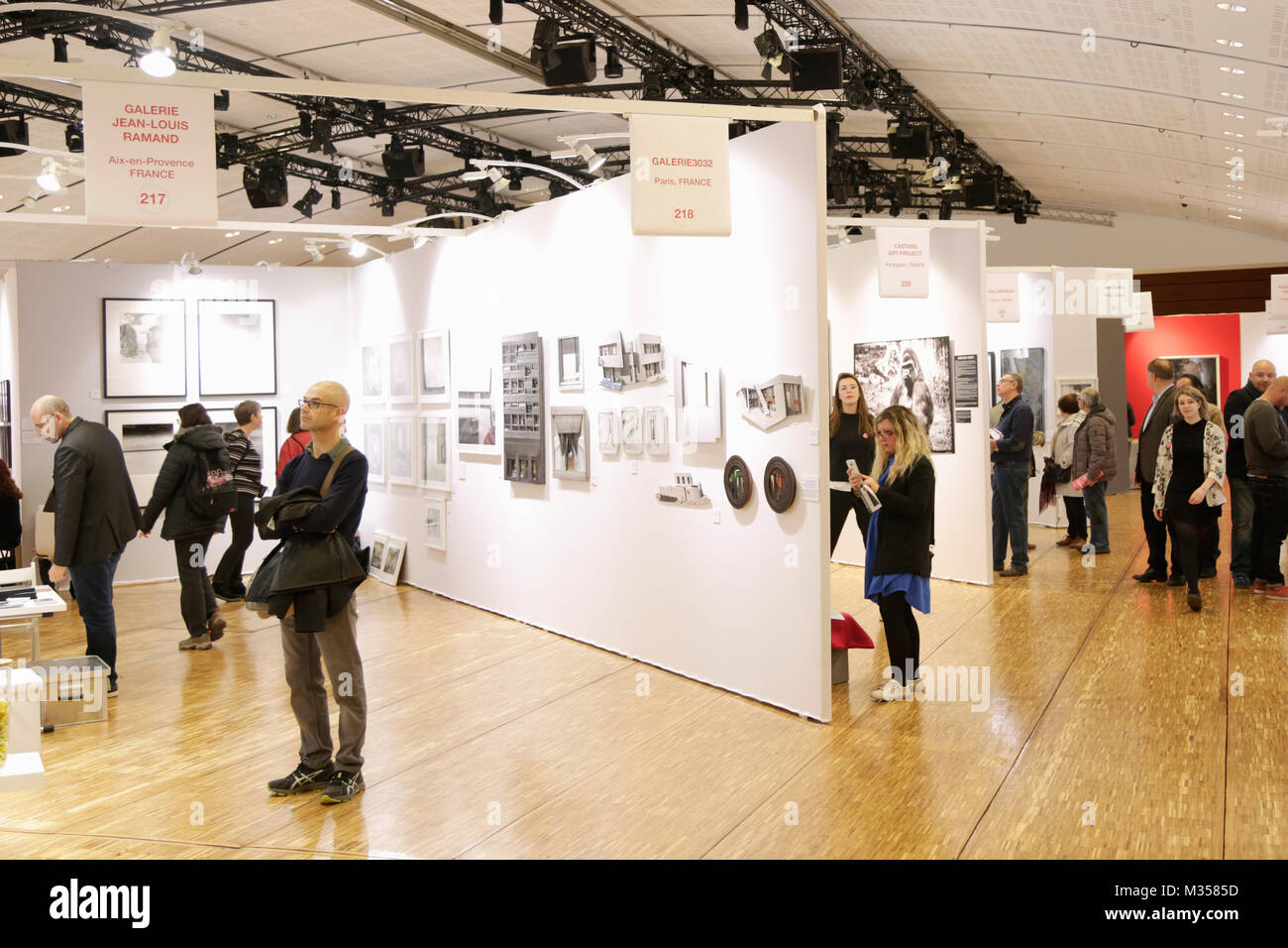 Parigi - 11 novembre: Fotofever arte fiera con persone, visitatori e collezionisti d'arte al Carrousel du Louvre a Novembre 11, 2017 a Parigi, Francia. Foto Stock