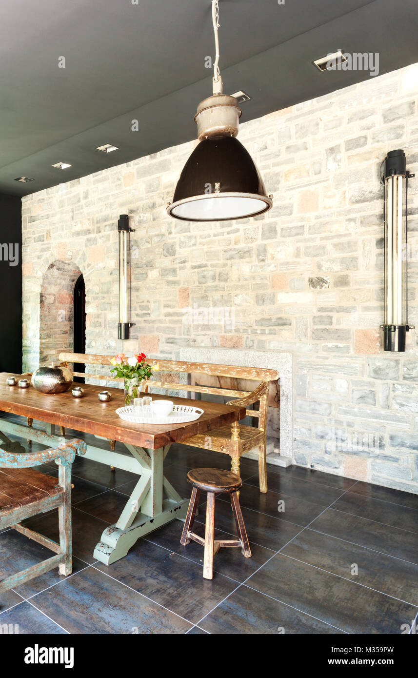 Interno, casa moderna, la sala da pranzo. arredamento rustico Foto Stock