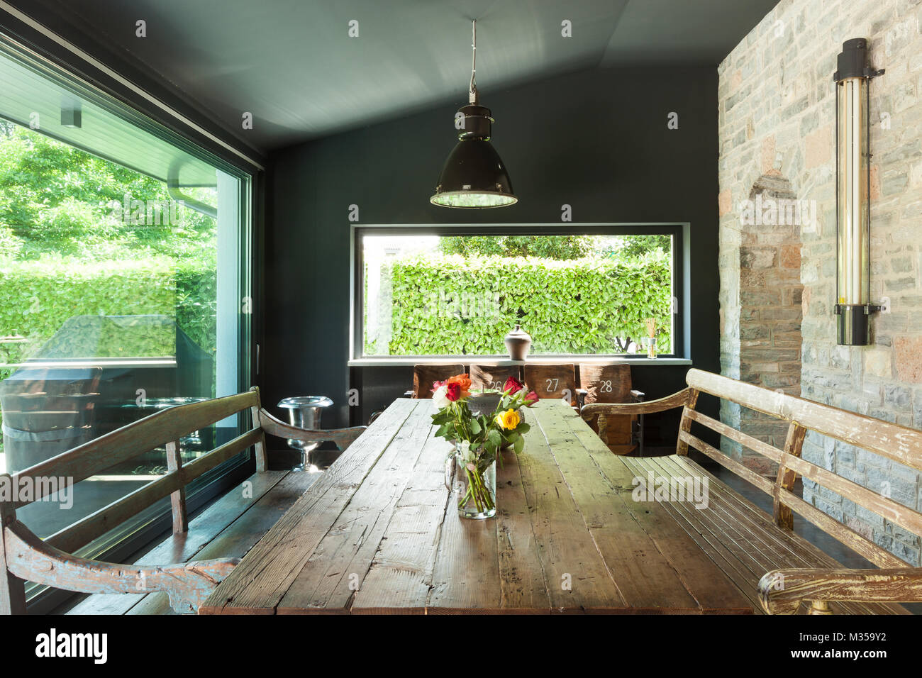 Interno, casa moderna, la sala da pranzo. arredamento rustico Foto Stock