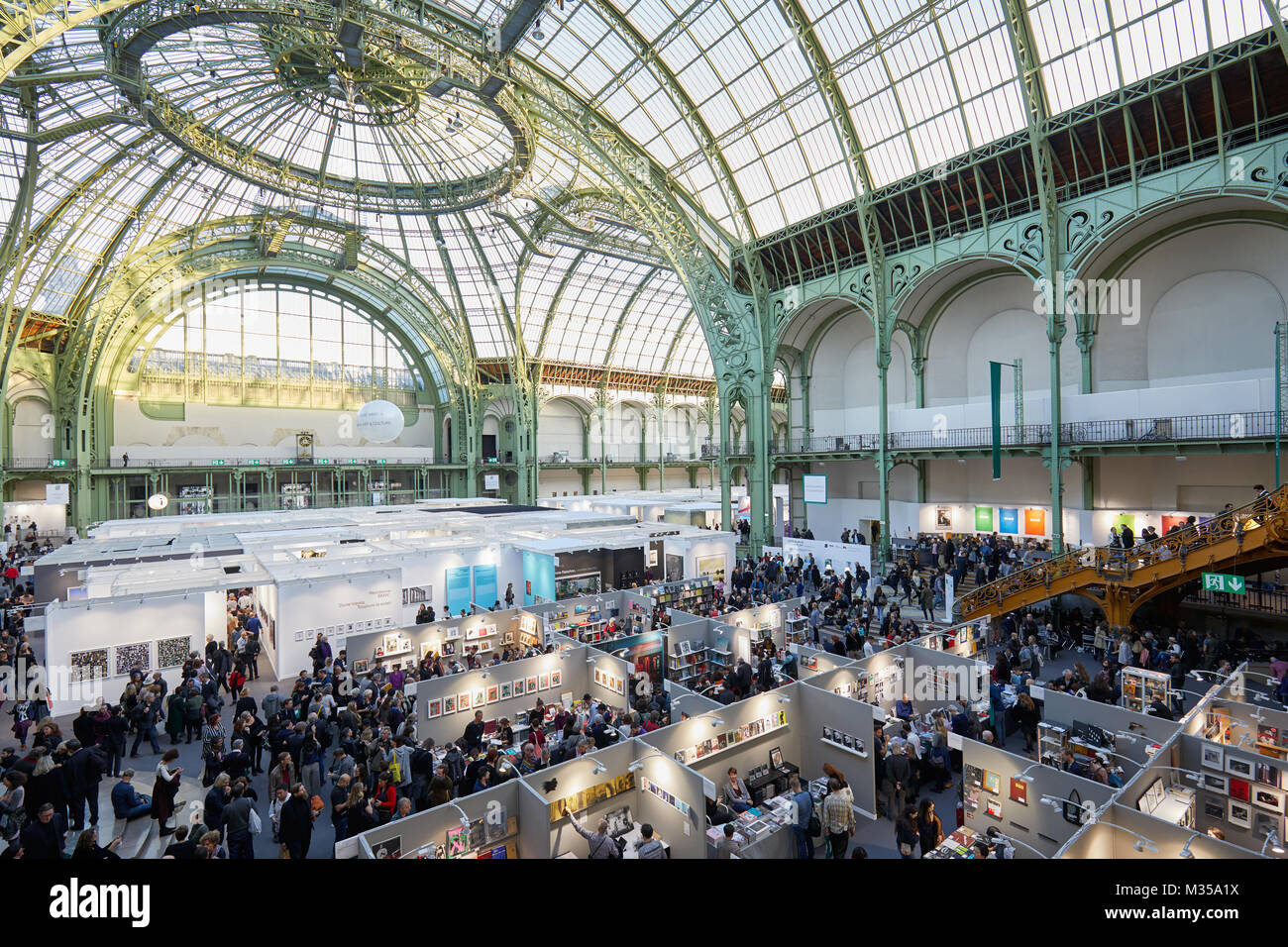 Parigi - 10 novembre: Paris Photo art fair ad alto angolo di visione con la gente in una soleggiata giornata al Grand Palais il 10 novembre 2017 a Parigi, Francia. Foto Stock