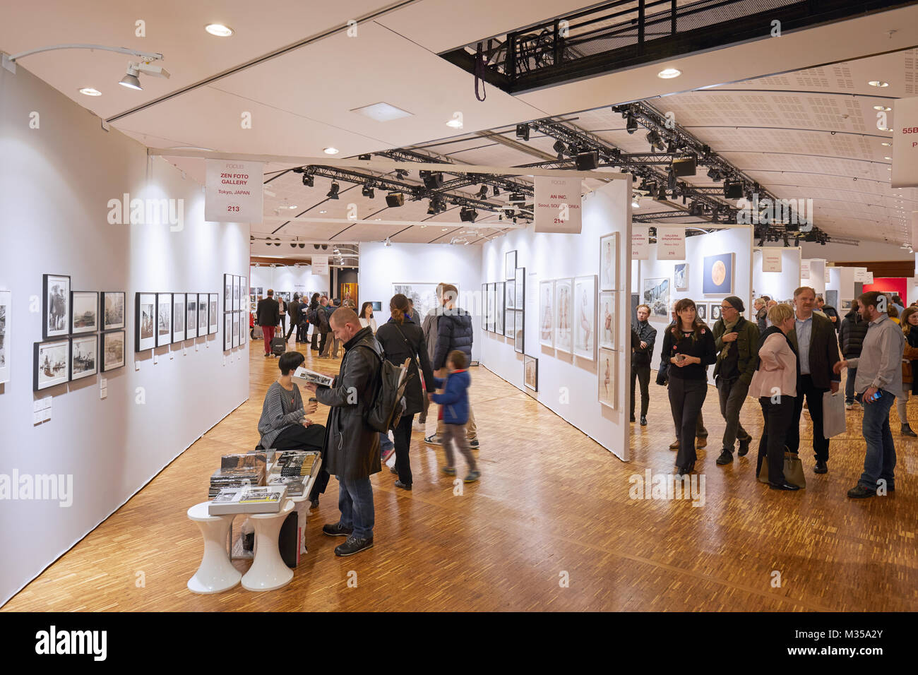 Parigi - 11 novembre: Fotofever arte fiera con persone, visitatori e collezionisti d'arte al Carrousel du Louvre a Novembre 11, 2017 a Parigi, Francia. Foto Stock