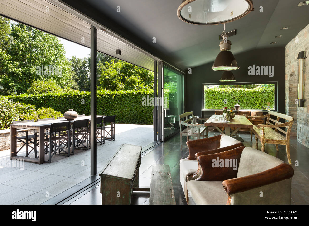 Interno, casa moderna, la sala da pranzo. arredamento rustico Foto Stock