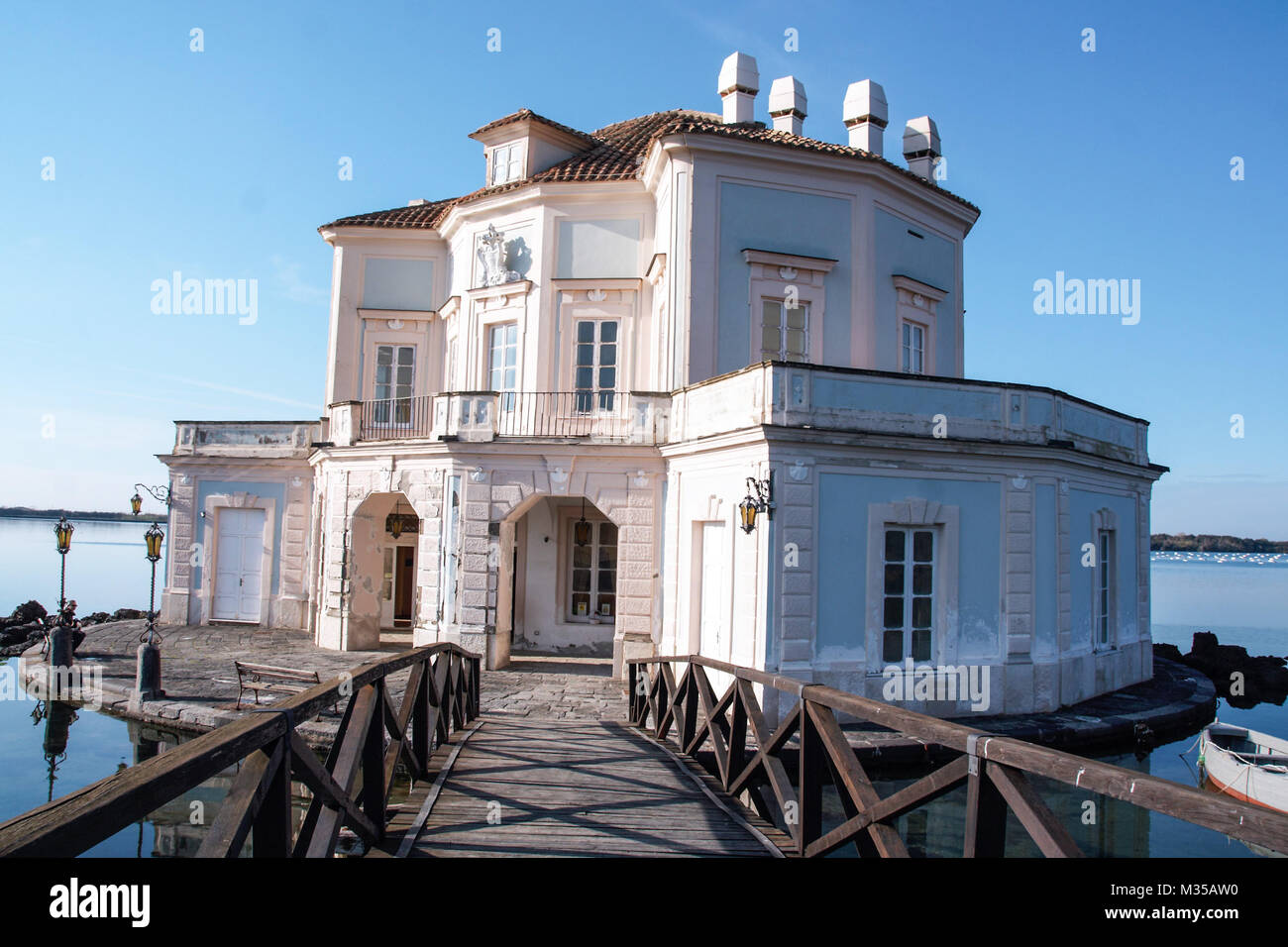 L'elegante Casina Vanvitelliana sul lago Fusaro, Pozzuoli, Napoli, Italia Foto Stock