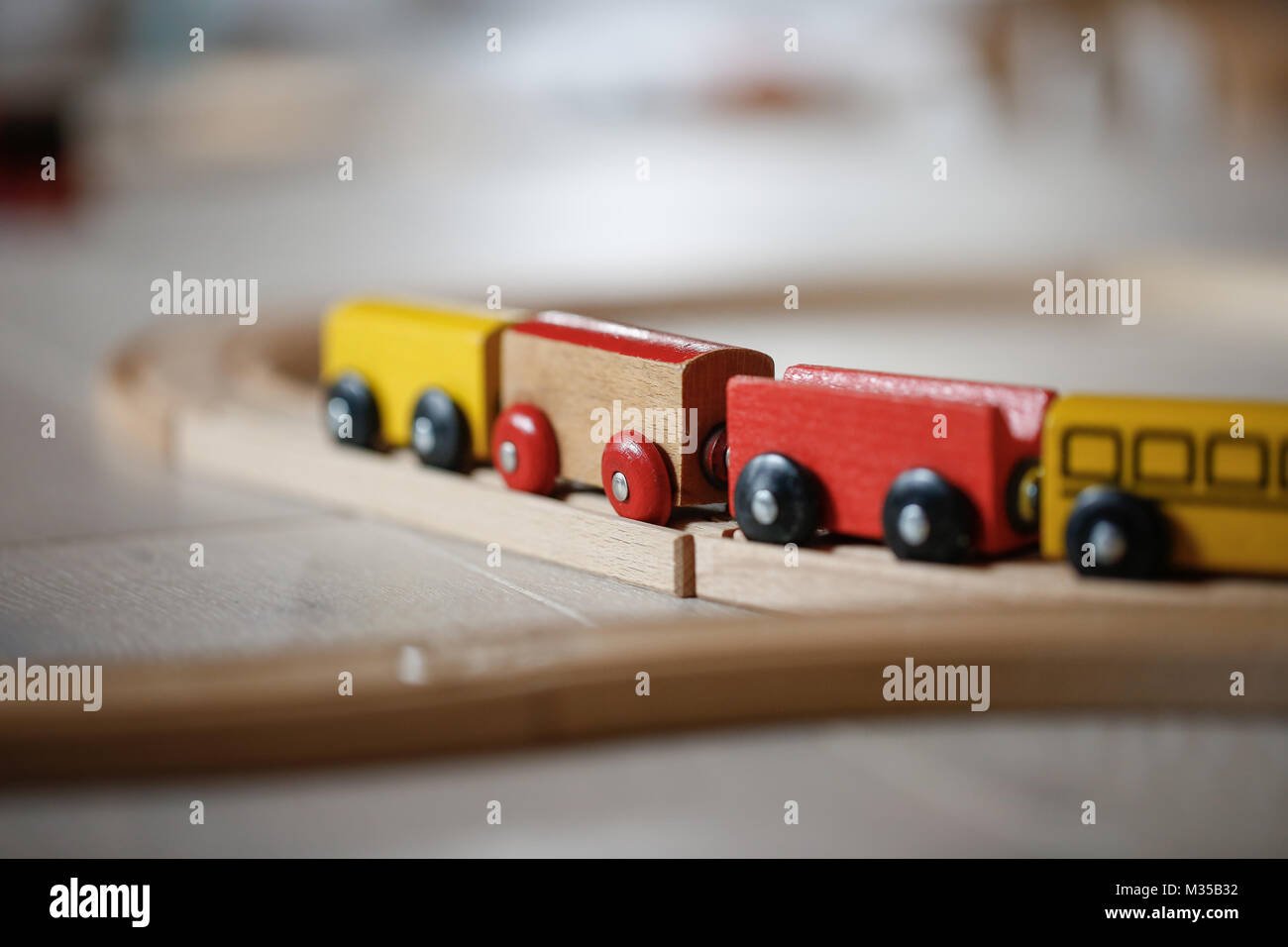Treni di legno giocattoli. Istruzione e giocattoli naturali, di apprendimento attraverso l'esperienza concetto, giochi creativi, lordo e la capacità motorica, educativo appro Foto Stock