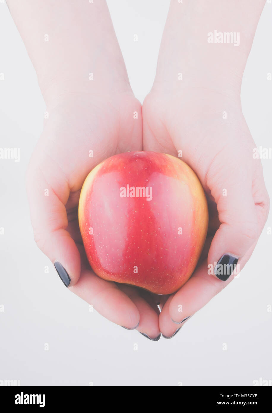 Apple nella donna di mani Foto Stock