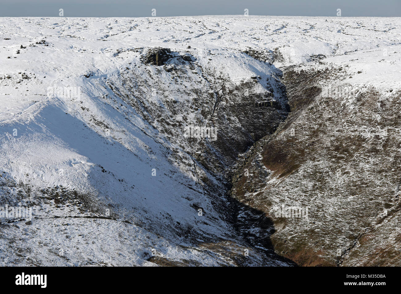 Vista aerea di una valle innevata di scena sul Pennines, REGNO UNITO Foto Stock