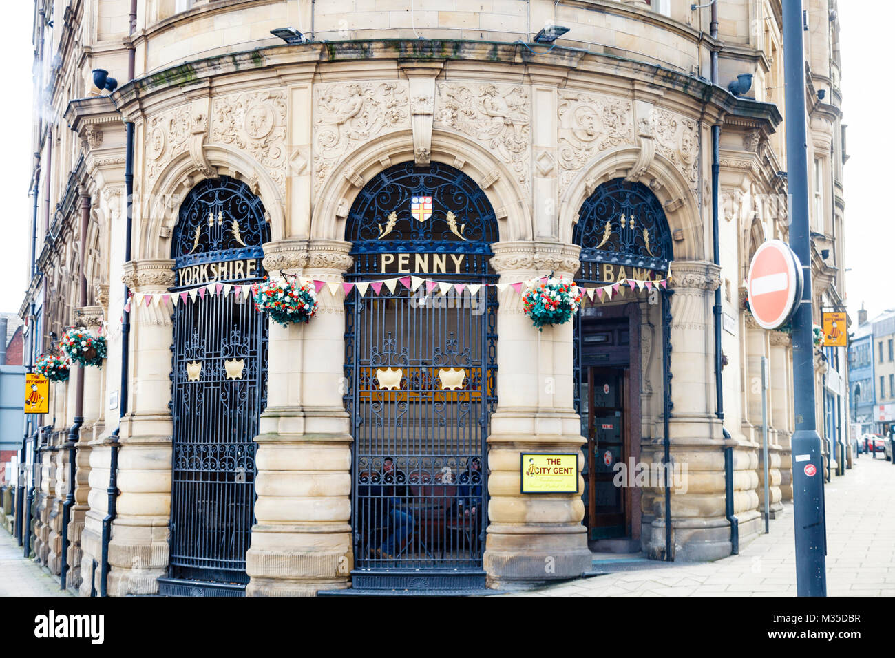 La città di Gent pub, ex Yorskhire Penny Banca, all'angolo di North Parade e Manor Riga, Bradford, West Yorkshire, Regno Unito Foto Stock