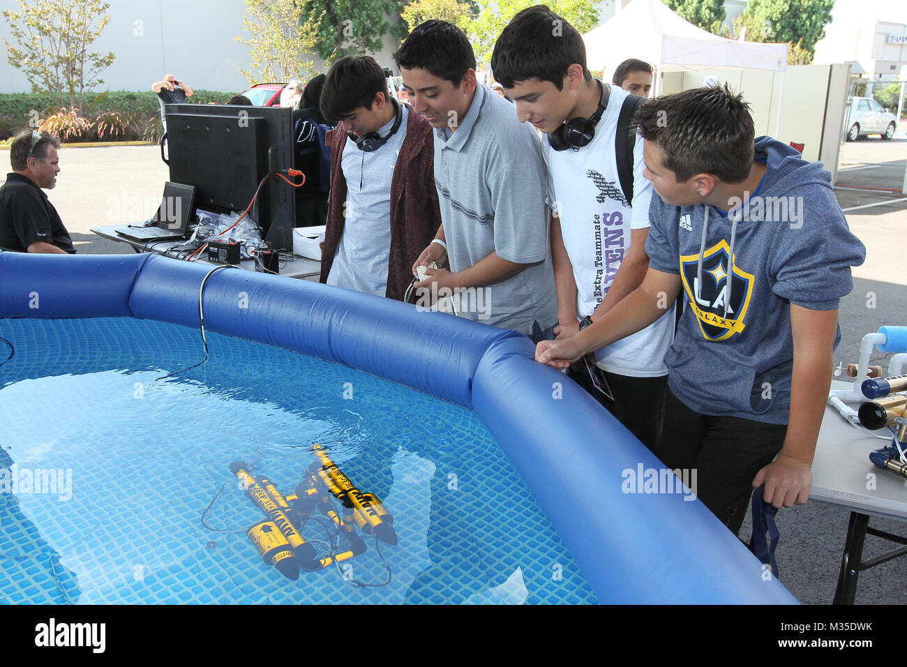 151006-N-HW977-377 Riverside, California (Ott. 6, 2015) Kaden Wingere, un 7th-grader da Mesa Middle School, destra, Giovanni Lopez e Edward Diaz, sia vista del Lago di alta scuola juniors e George Zamora, un Arlington High School junior, pilota un remoto SeaPerch veicoli gestiti (ROV) durante il XVI annuale della scienza tecnologia istruzione Partnership (fase) outreach evento. Frequentato da 5.500 gli studenti delle scuole elementari e medie di tutta la California del sud dell'Inland Empire, Superficie navale Warfare Center (NSWC), Corona della divisione partecipazione sostiene la Marina la strategia per ispirare, innestare e Foto Stock