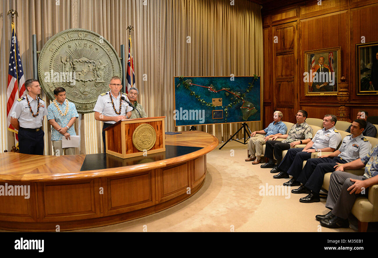 Il cap. James Jenkins, Coast Guard quattordicesimo distretto capo del personale, fornisce commento dopo David Ige, Hawaii governatore dello stato, leggere un annuncio annunciando il completamento del Anuenue Interisland digitale rete a microonde, a Hawaii State Capitol a Honolulu, Ottobre 22, 2015. Dodici Anuenue "alta siti" situato sulle cime in molti in posizioni remote collegare con otto sedi che si trovano nello stato edifici per uffici e Guardia Costiera proprietà. (U.S. Coast Guard foto di Sottufficiali di 2a classe di Tara Molle/RILASCIATO) La Guardia Costiera il quattordicesimo distretto annuncia il completamento del Anuenue Interisland D Foto Stock